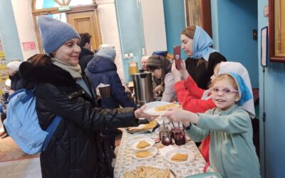 Блины для бездомных передали прихожане Успенского собора