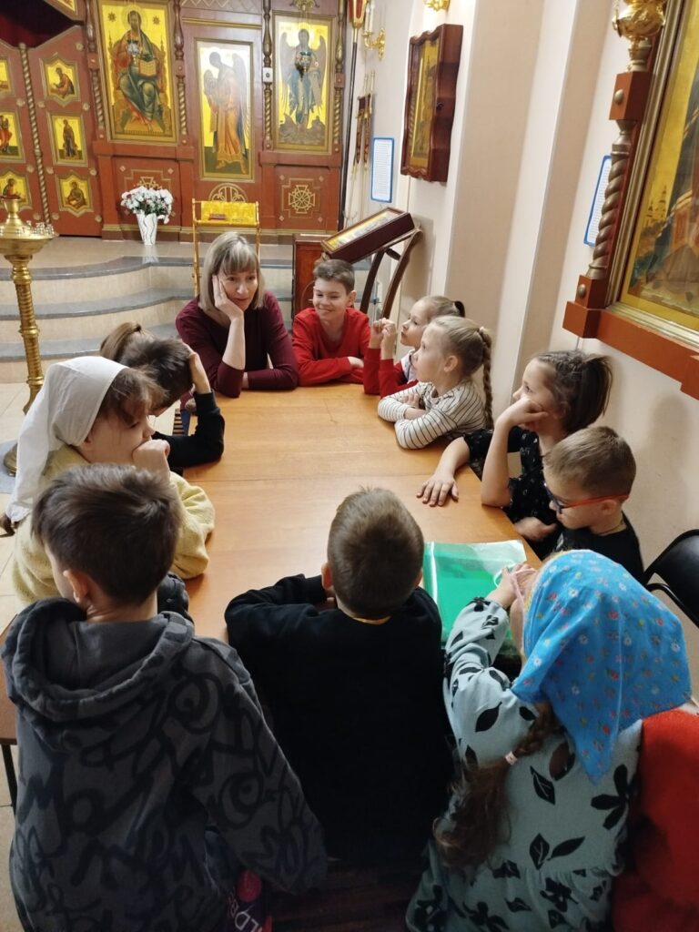 О молитве рассуждали воспитанники воскресной школы на занятие