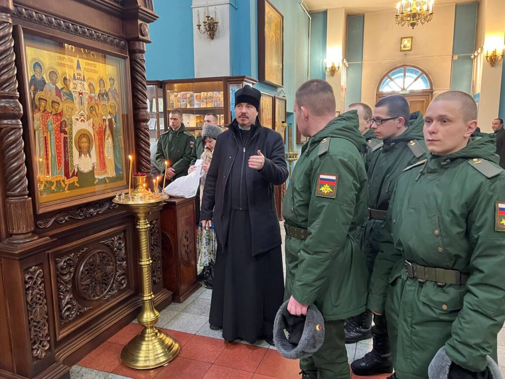 Солдаты-срочники узнали о святынях Успенского собора