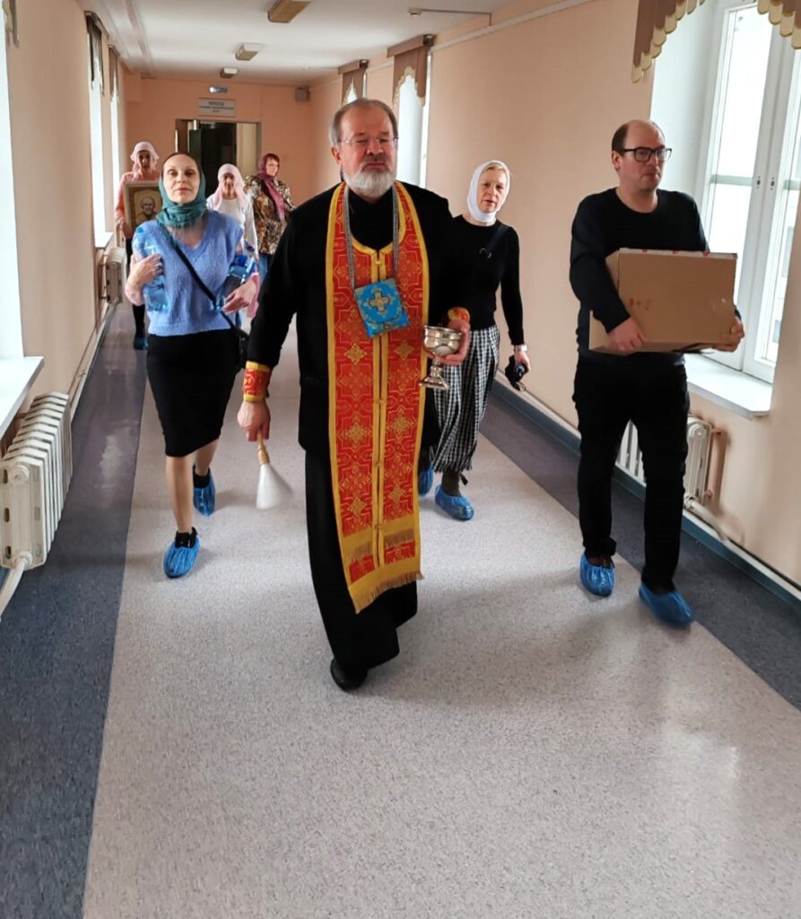 Прихожане Успенского собора поздравили с Пасхой пациентов онкоцентра