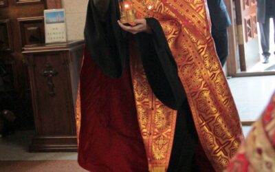 Клирик Успенского собора доставил в Хабаровск Благодатный огонь