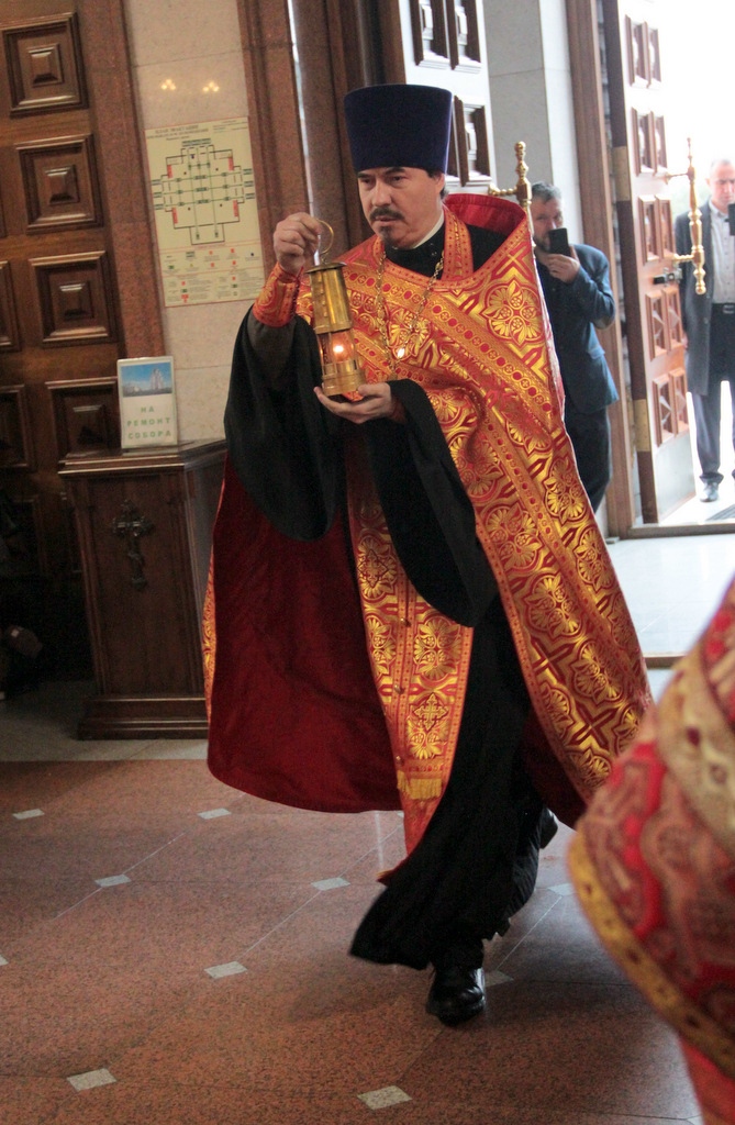 Клирик Успенского собора доставил в Хабаровск Благодатный огонь