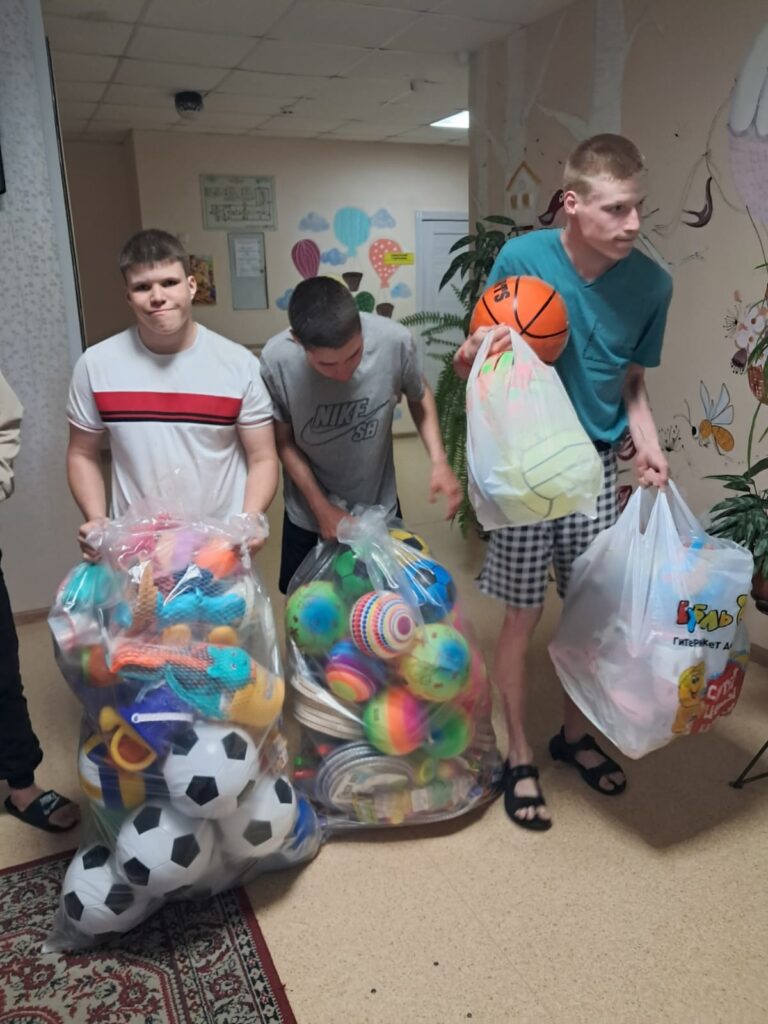 Прихожане Успенского собора передали спортивный инвентарь в детский психоневрологический интернат