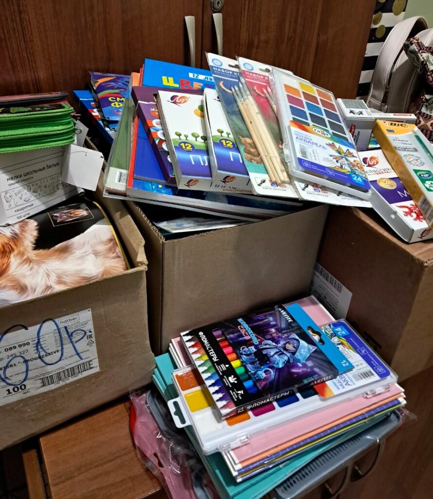 Прихожане Успенского собора собрали для воспитанников интерната канцелярские принадлежности