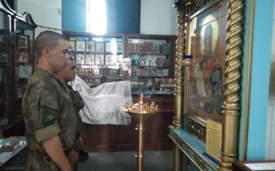 Солдаты-срочники узнали о святых покровителях военных на экскурсии в Успенском соборе