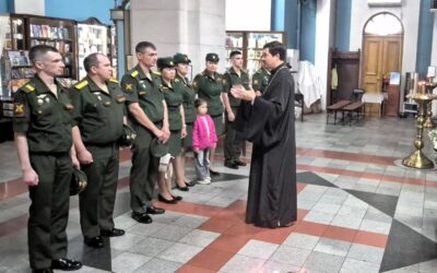 Военнослужащие узнали о святых воинах на экскурсии в Успенском соборе