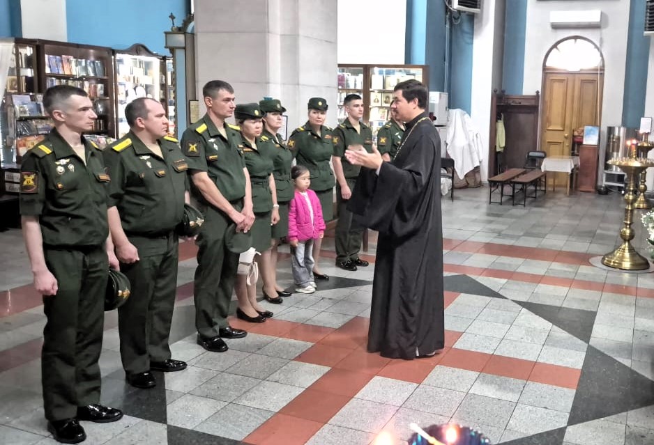 Военнослужащие узнали о святых воинах на экскурсии в Успенском соборе