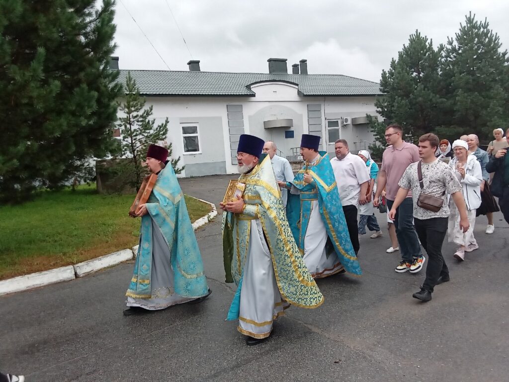 Престольный праздник храма «Всецарица» при краевом онкоцентре завершился Крестным ходом