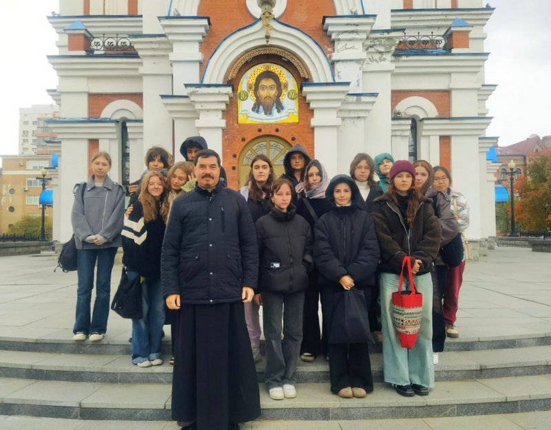 Экскурсия для молодых художников прошла в Успенском соборе