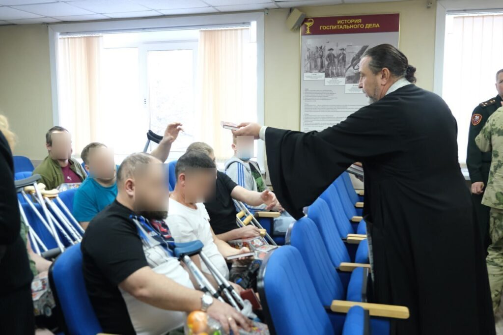 Хабаровский священник поздравил с Рождеством Христовым раненых «росгвардейцев»